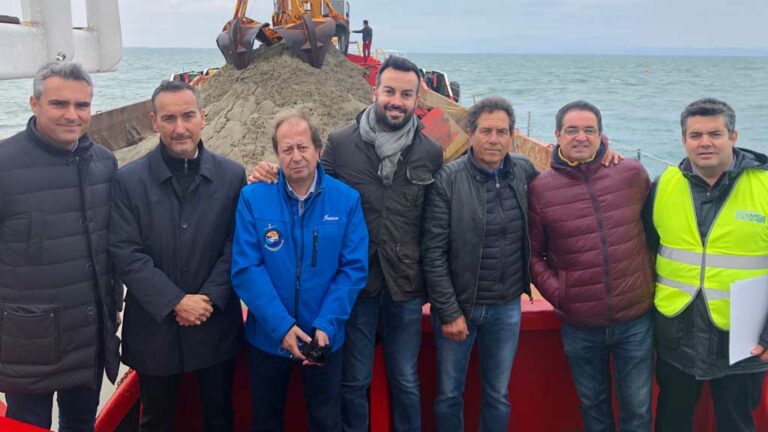 Els pescadors de Deltebre reclamen el manteniment regular de la bocana del port fluvial
