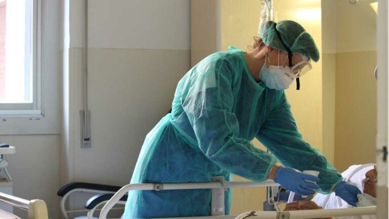 L’OMS adverteix que la covid-19 ha tingut un impacte “desproporcionat” en la salut mental de les persones