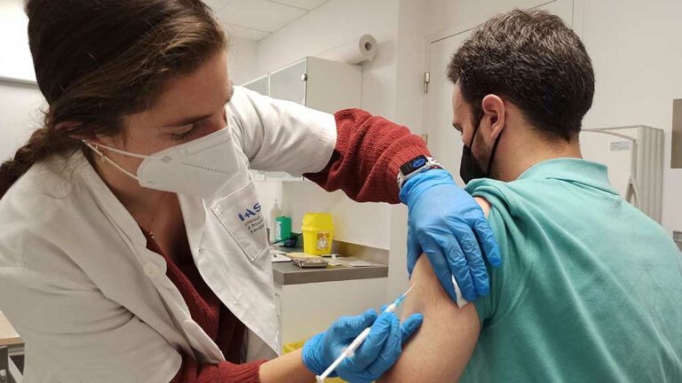 La vacuna d’Hipra genera més anticossos que la de Pfizer com a dosis de reforç, segons els primers resultats de l’assaig