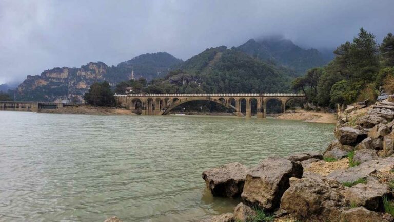 L’embassament d’Ulldecona, al límit de vessar per les pluges