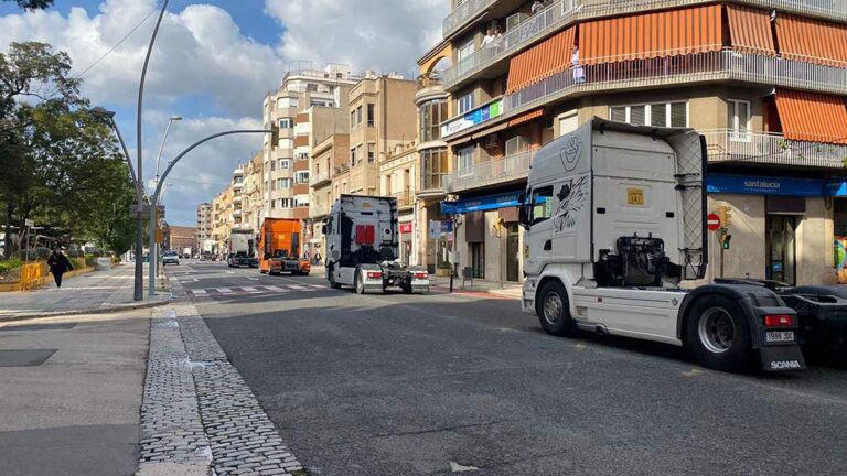 VÍDEO · Marxa lenta de camioners pels carrers cèntrics de Tortosa en protesta de l’encariment del gasoil