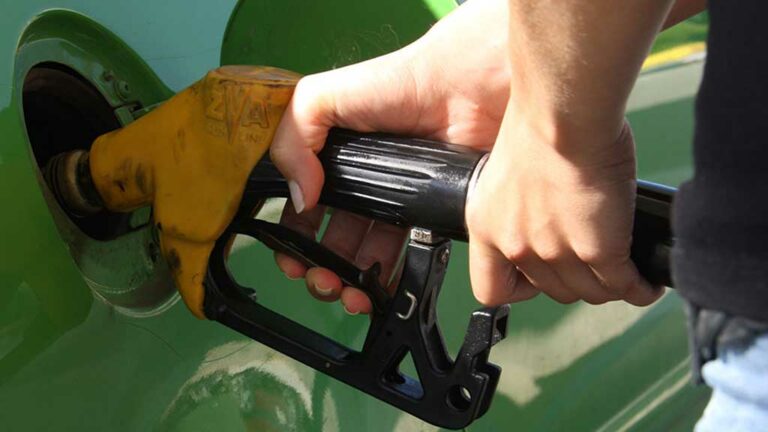 Omplir el dipòsit en una benzinera automàtica és 20 cèntims per litre més barat que fer-ho en una tradicional