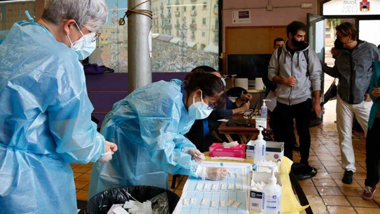 Salut deixa de comptar els casos de covid i només farà proves als vulnerables d’acord amb l’estratègia estatal
