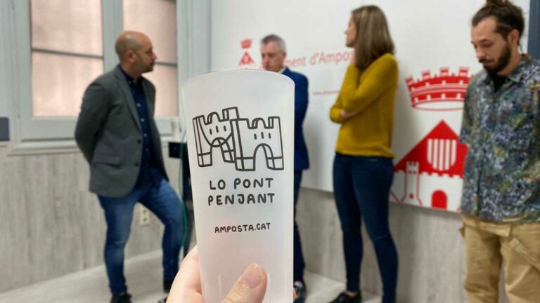 Amposta impulsa l’ús de gots reutilitzables als actes municipals
