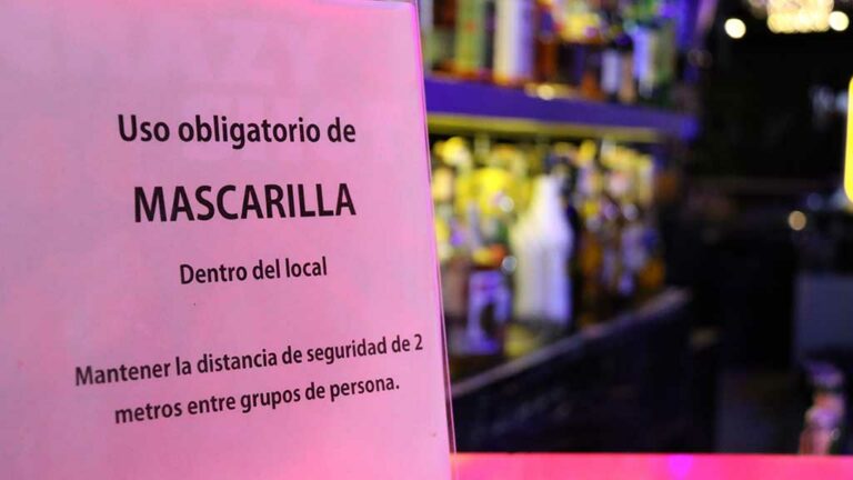 Darias aclareix que els comerços no poden obligar els clients a dur mascareta i no se’ls pot expulsar per no posar-se-la