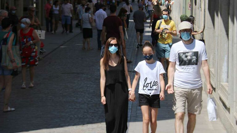 El govern espanyol aprova la fi de la mascareta en interiors amb l’excepció de transports, hospitals i farmàcies