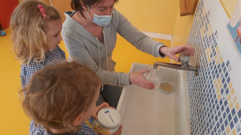 Ercros organitza una activitat d’experimentació científica pels alumnes del col·legi Teresià de Tortosa