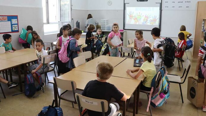 Prop d'un milió d'alumnes d'infantil, primària i ESO tornen a les aules en un primer dia de curs marcat per la vaga