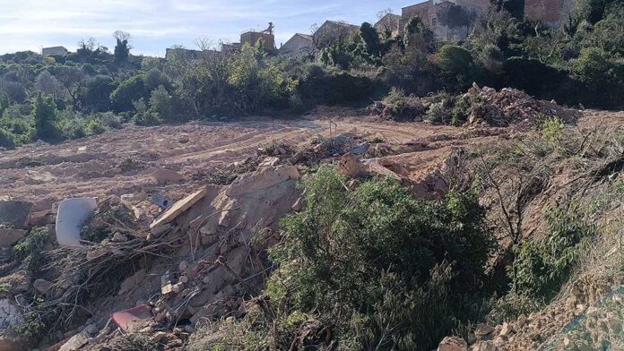 Denuncien un home per enterrar les restes esmicolades d'una teulada de fibrociment a la Fatarella