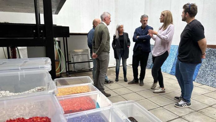 L’Institut Montsià construeix una màquina de premsat de plàstic reciclat per al FabLab Terres de l’Ebre