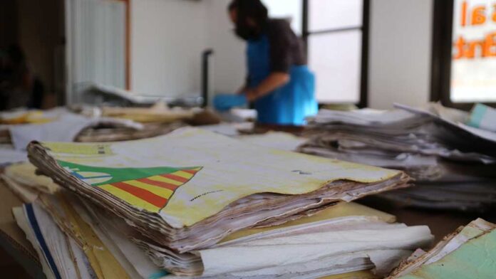VÍDEO · Arxivers i restauradors recuperen el patrimoni documental de Godall que va negar l'aigua i el fang de la barrancada