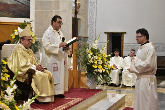El bisbe Sergi Gordo va ordenar diumenge passat el seminarista Sebastià Isael Pla Martorell diaca a l’església de l’Assumpció de Vinaròs