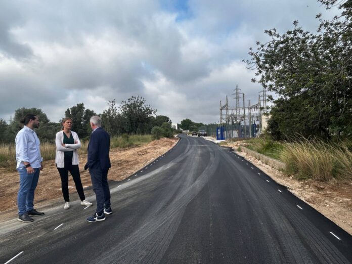 Adam Tomàs, durant la visita al camí de Tosses, amb la regidora d’Acció Climàtica i Medi Rural, Núria Marco