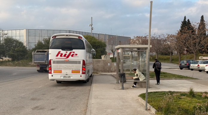 Intercanviador de busos ubicat al costat de la rotonda d’accés a l’autopista AP-7 a l’Aldea