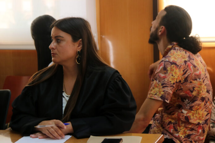 Dos dels acusats giren la cara per a evitar ser fotografiats