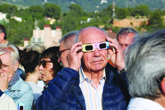 Un home observa el Sol amb unes ulleres protectores