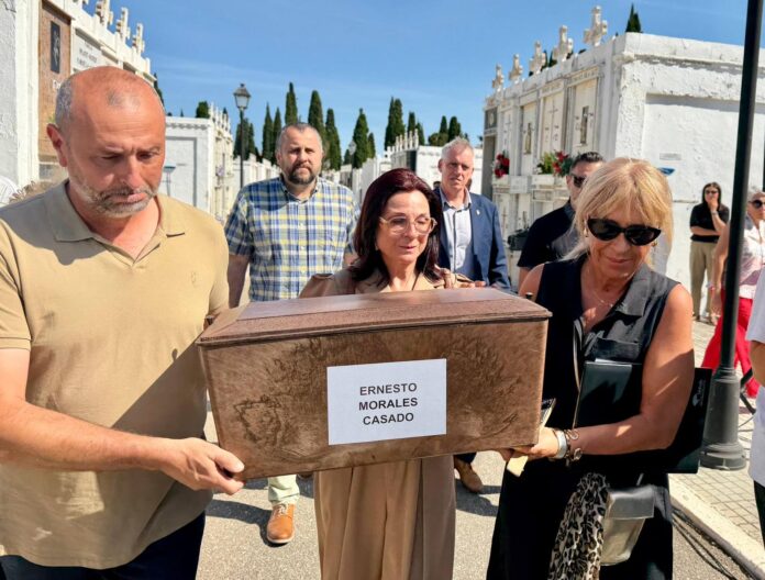 A la imatge, els nets amb les restes d’Ernesto Morales, dimecres