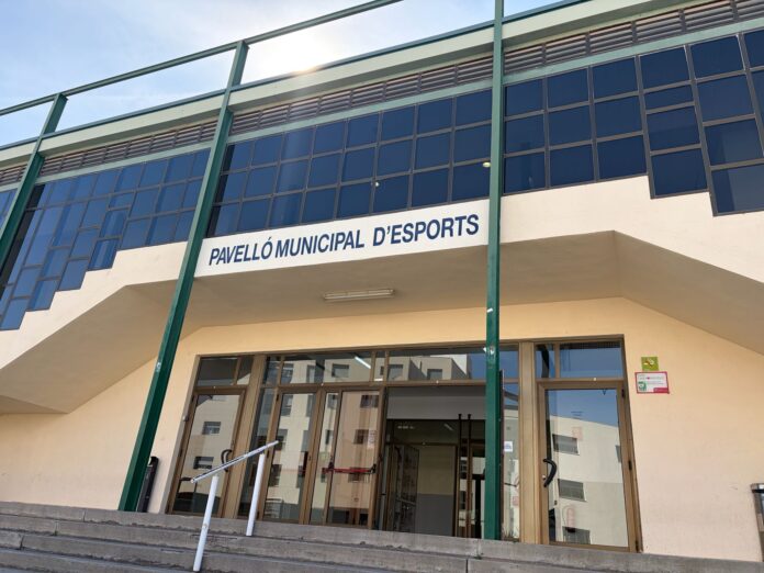 Entrada principal al pavelló municipal de la Ràpita, ubicat a la part alta del nucli urbà