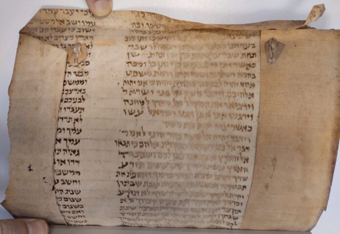 Un dels fragments amb textos hebreus trobats a la Casa Coll