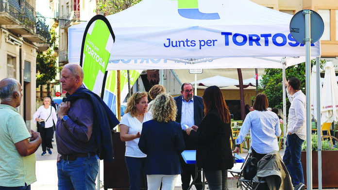 Carpa política de Junts per Tortosa situada al carrer Cervantes