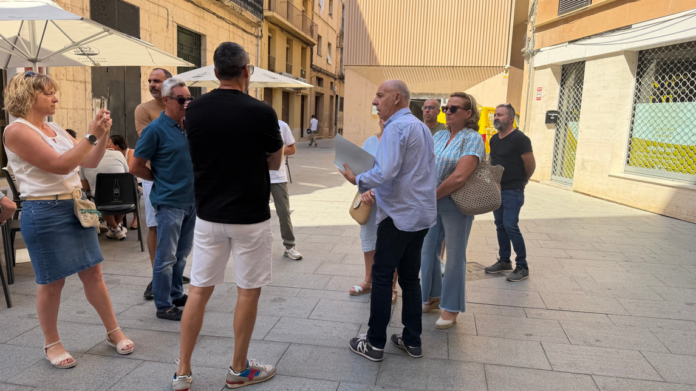 Paco Arasa va estar acompanyat de familiars i companys abans d’entrar a declarar al jutjat a Tortosa. / ACN