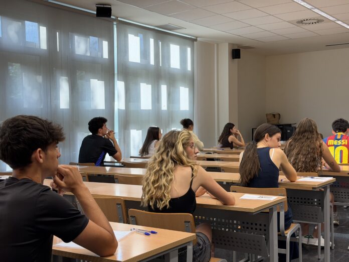 Estudiants durant les proves de les PAU al campus ebrenc de la URV. / david benito