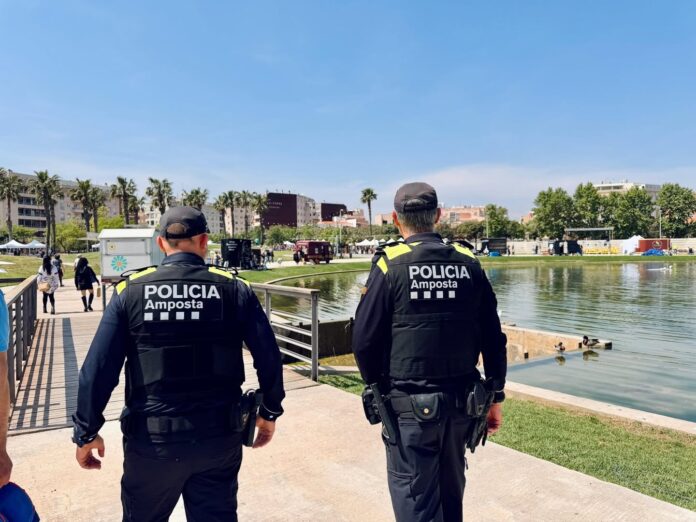 Dos agents de la Policia Local d’Amposta patrullen pel parc dels Xiribecs durant un esdeveniment. /Cedida