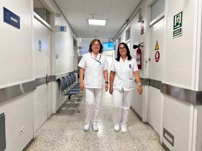 Carme Caudet, infermera i referent de Qualitat i Seguretat del Pacient a la Clínica Terres de l’Ebre (CTE), i Rosa Pardo, tècnica de radiologia i referent del grup de treball en Identificació de Pacients del mateix centre de salut