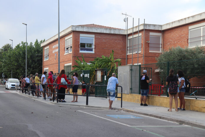 Una imatge de famílies a l’exterior de l’Agustí Barberà, que es va convertir en institut escola el 2019.