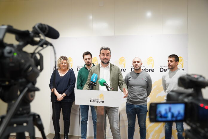 L’alcalde Lluís Soler, al costat de regidors, en una compareixença