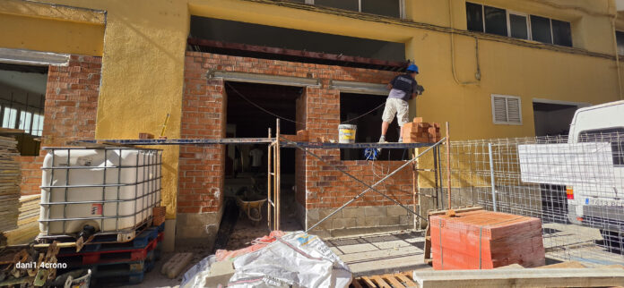 Obres en marxa al carrer València, on s’està construint el nou CAE d’Amposta. / cedida