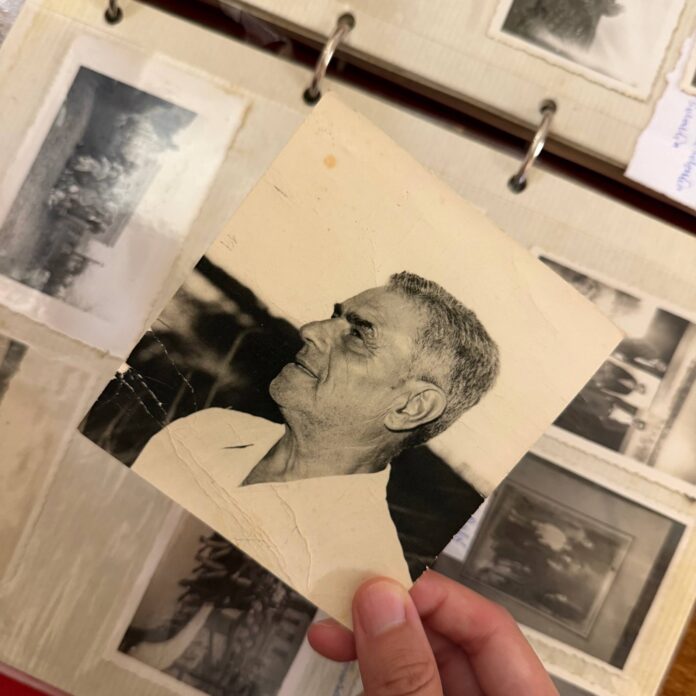 Retrat de Sebastià Juan Arbó, en una fotografia de les que componen el fons cedit a l’Ajuntament. / CEDIDA