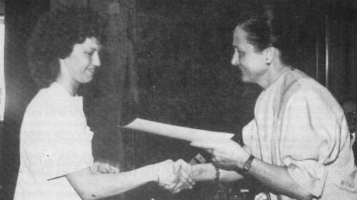 Marta Ferrusola entrega un diploma a una graduada. / La Veu del Baix Ebre
