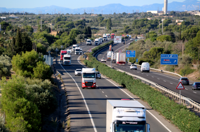 Imatge d’un tram de l’autopista AP-7 al seu pas per les Terres de l’Ebre.