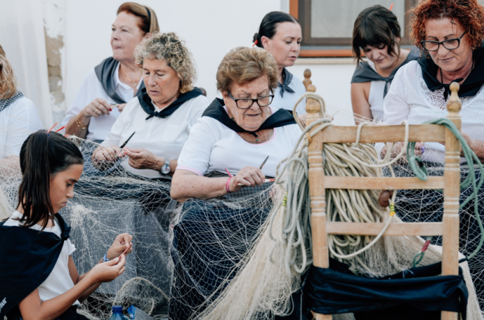 Un grup de remendadores en una anterior edició de Dones i Mar celebrada a les Cases d’Alcanar