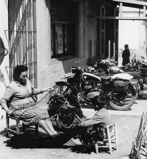 Fotografia antiga d’una remendadora de les Cases