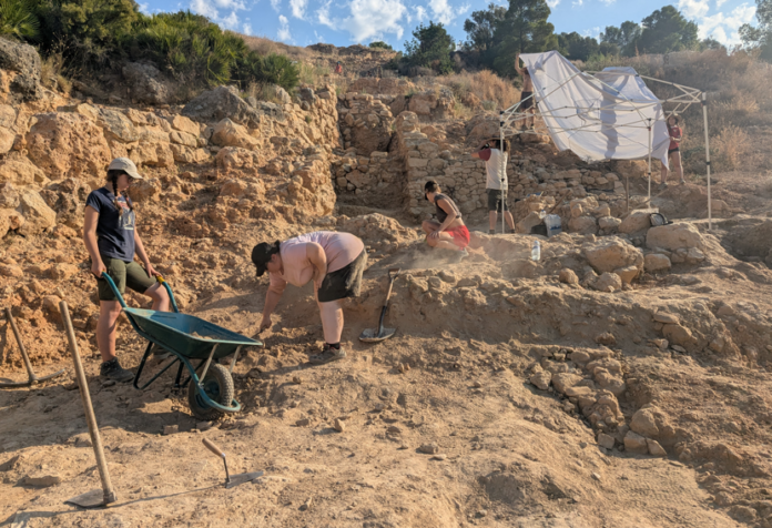 Treballs de l’actual campanya a la zona on han aparegut nou murs fora del perímetre emmurallat