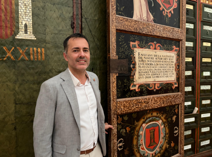 El regidor de la Festa del Renaixement, Jordi Jordan, al costat de l’Armari-Arxiu de Tortosa construït el 1.574