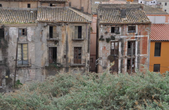 Una imatge del barri del Castell i una altra de la passarel·la de connexió entre el Grau i Pla d’Empúries, a Tortosa i Amposta respectivament
