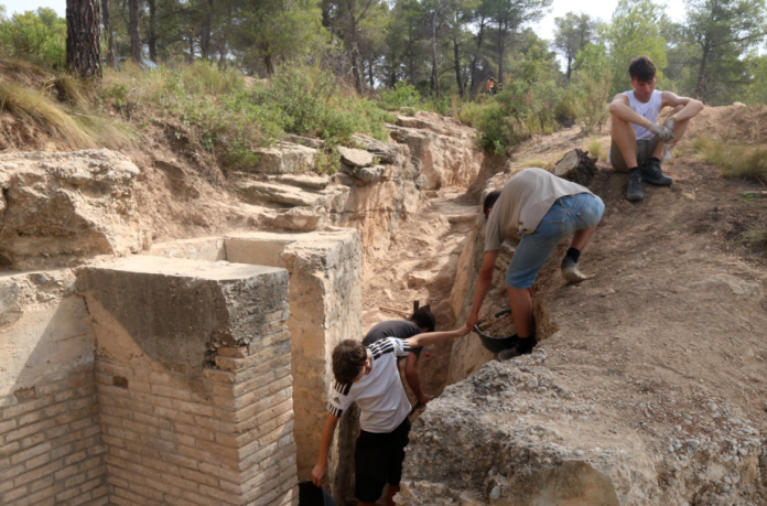 Alguns jóvens treballen a les trinxeres del fortí de Milet
