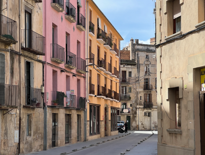 Carrer del Vall, al nucli antic de la capital del Baix Ebre