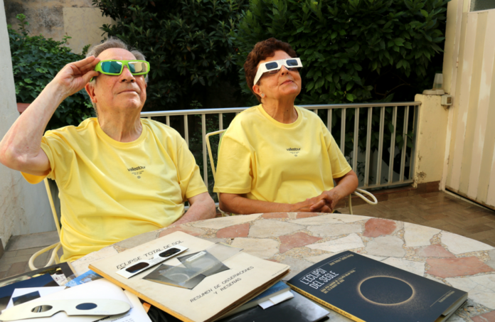 Les ulleres amb filtre solar homologat seran imprescindibles per a observar l’eclipsi solar de manera segura