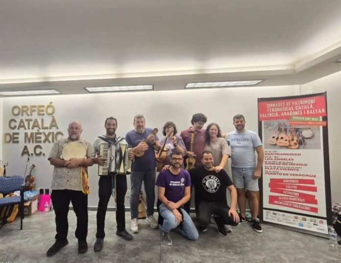 Components d’Espai de So i la Rondalla dels Ports, a l’Orfeó Català de Mèxic en una anterior edició. / Cedida