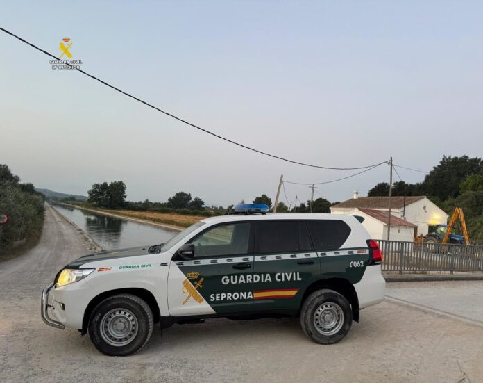 Un vehicle del SEPRONA al costat del canal, en el marc d’un control de pesca i de protecció dels ecosistemes fluvials