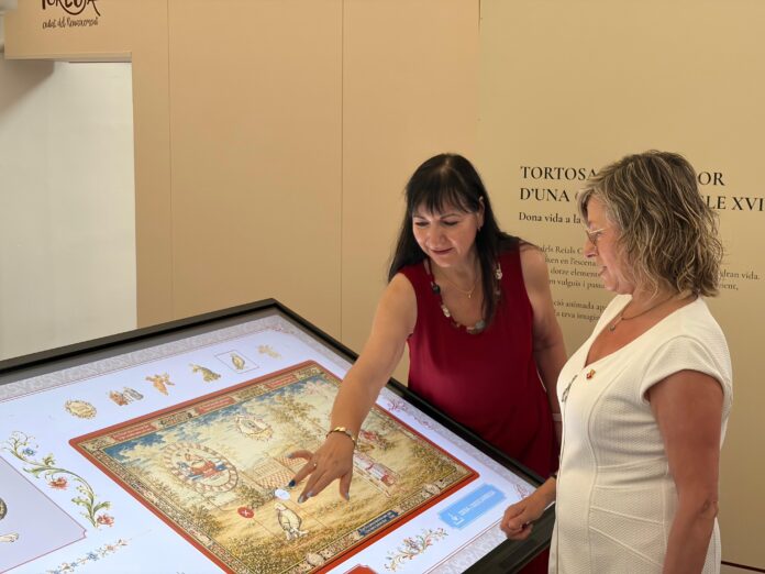 La regidora de Turisme, Sònia Rupérez, prova una de les pantalles interactives instal·lades, al costat de l’alcaldessa Mar Lleixà