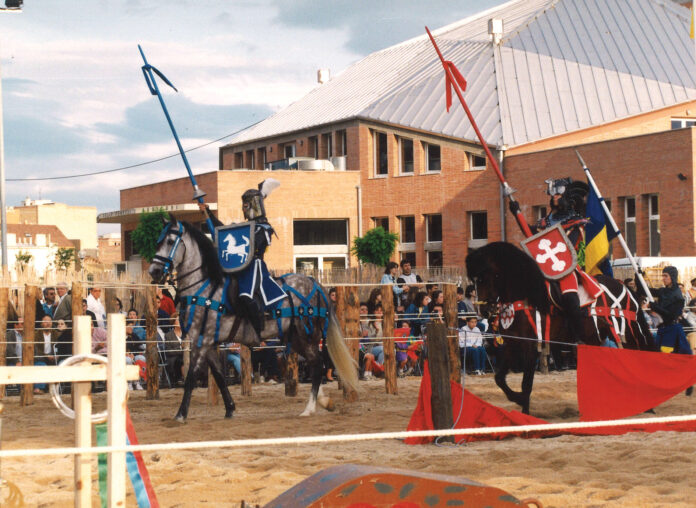 En l’edició de l’any 1996, els escenaris i els actes de la primera Festa van ser molt diversos amb espectacles de teatre, escacs vivents, actuacions musicals i duels a cavalls, entre d’altres