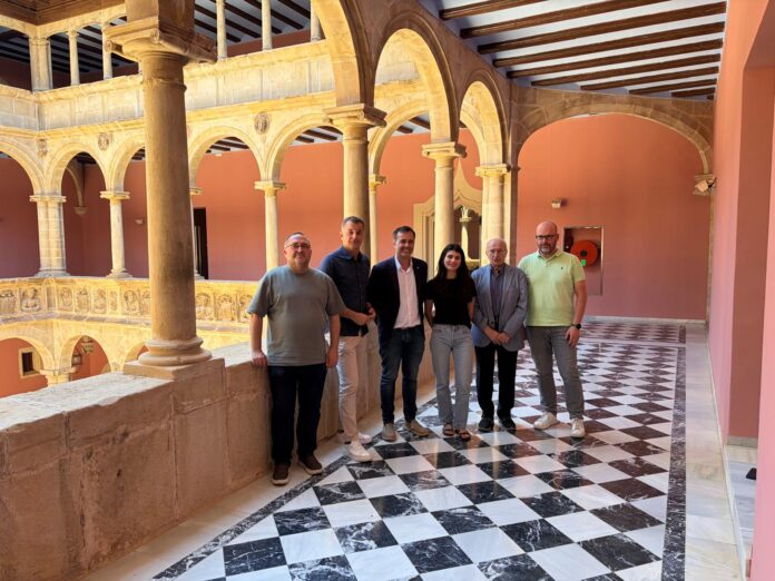 La nova directora Janina Martí, amb representants de la Generalitat, Consell Comarcal i Ajuntament. / Cedida