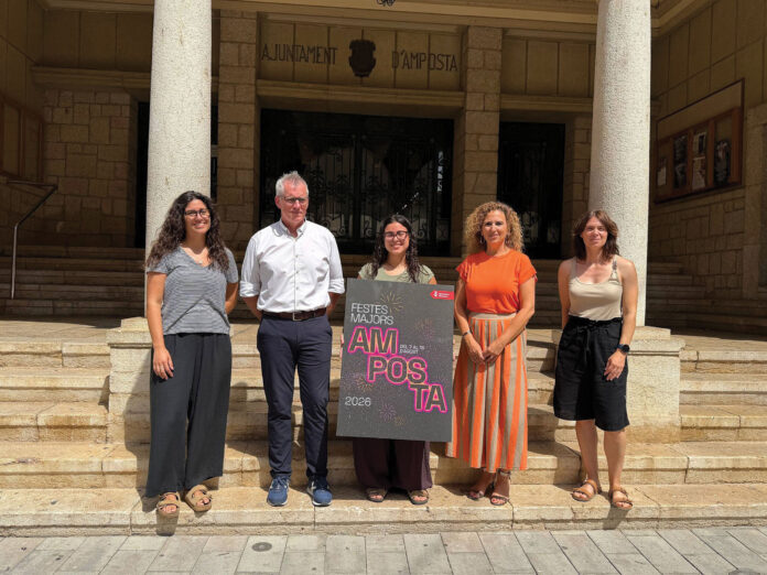 Moment de la presentació del cartell de les Festes Majors 2026, obra de l’alumna d’ESARDI Mireia Gestí, que s’inspira en l’eclipsi solar del 12 d’agost