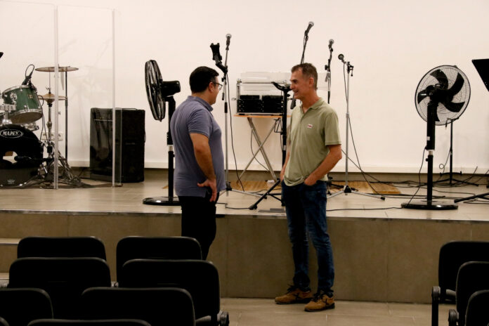 El pastor Carlos Zaragoza i Juan Mas Salvador, a l’interior de la seu actual de l’entitat a Amposta