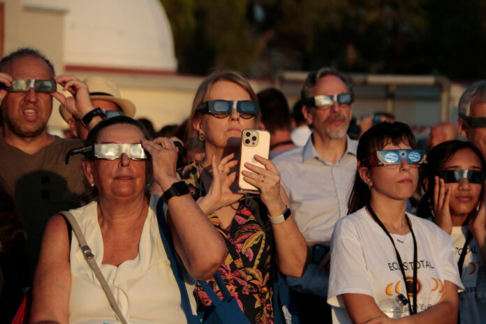 Assistents a l'eclipse des de l'Observatori de l'Ebre